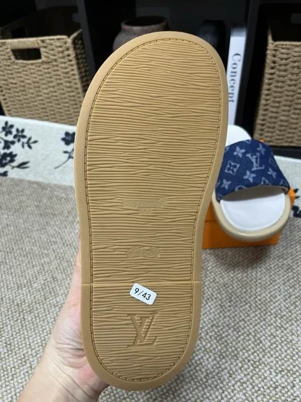 P320💰[New model] Long-term availability, 2025 new model, couple model [LOUlS VUlTTON] comes with drawer box, bag, card, invoice "Louis Vuitton ~ unique modern sandals. 》LV counter purchasing 🏃Men's and women's casual slippers, sold at the same time at the counter, the original old flower material upper is soft and comfortable, (refuses to discolor and rub the feet) sole: original factory special combination original sole, code number: 35--46 4 multiple colors 🉑️ to choose from